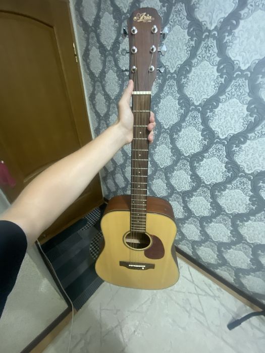 Продам акустичискую гитару