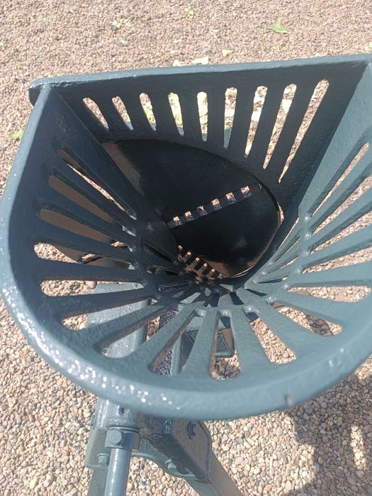 Masina de tocat sfecla furajer .