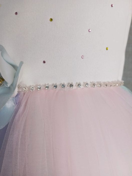 Продам нарядное платье на девочку