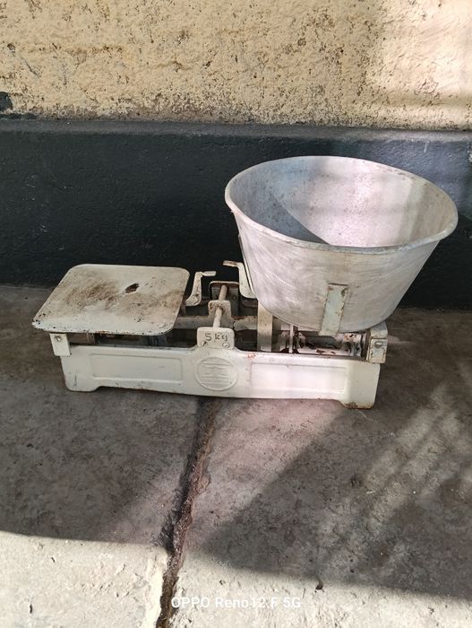 Vând cantar vechi cu greutăți