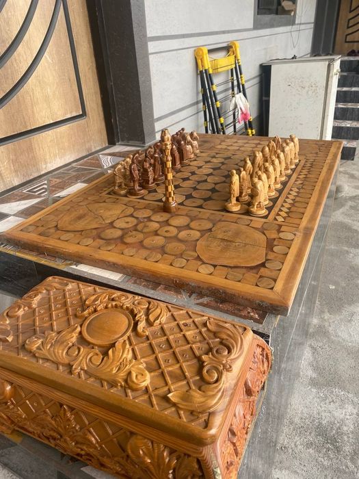 Qol mehnati yogoch shahmat stoli