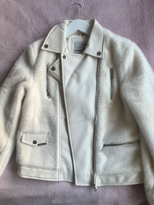 Бяло кожено яке с пух на ръкавите