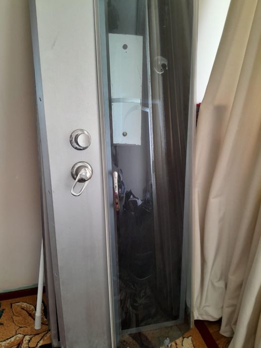 Телевизор и душевая кабина