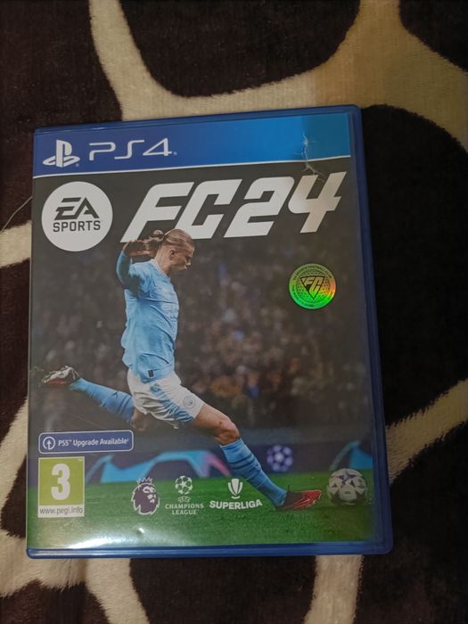 PS 4 pro cu fifa 24 și o consolă