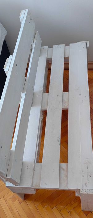 Бяла пейка от палети