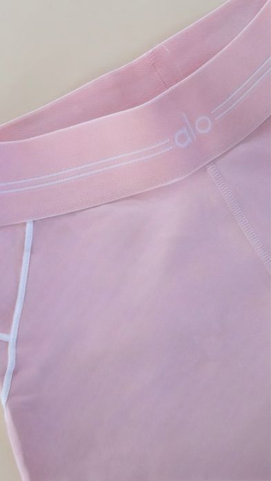 Set Alo Yoga roz pudrat – bustieră + biker shorts