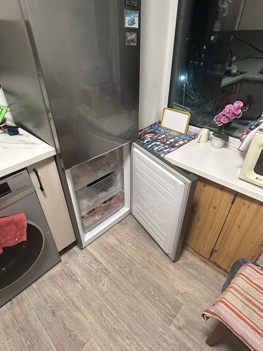 Холодильник LG, номер модель на фото