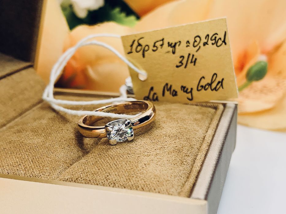 Нежное золотое кольцо с бриллиантом посередине модели «Одноглазка»