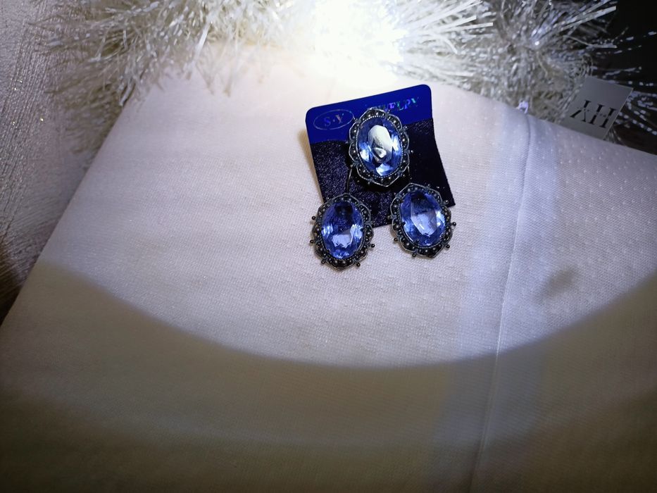 Серьги и кольцо.