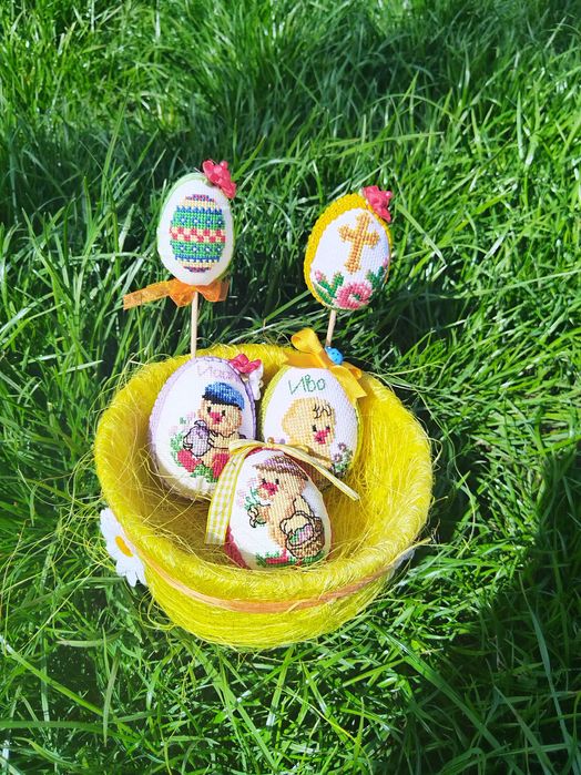 Ръчно бродирани яйца от стериопор.