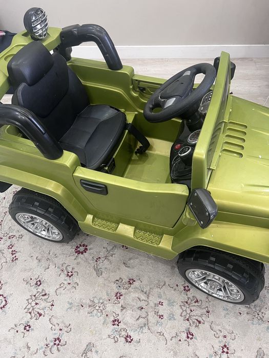 Продам машину детскую