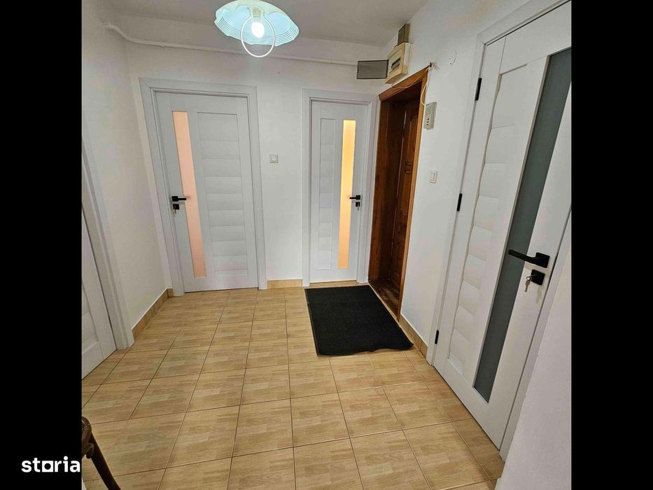 Apartament centru cu 4 camere, 2 bai, etaj 2