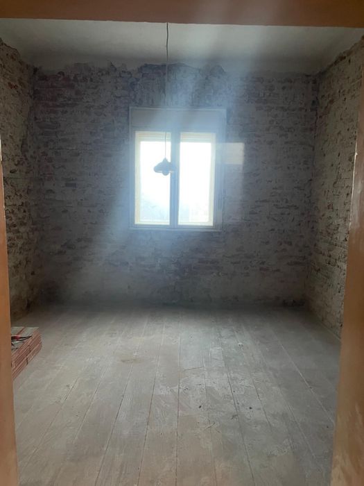 Vand apartament la curte