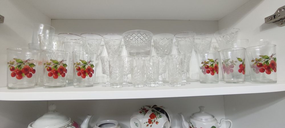 Посуда хрустальные, стеклянные фужеры, вазы, салатницы