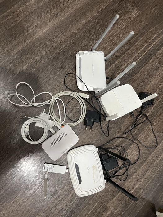 Рутер 3 бр. оптичен модем/терминал(конвертор) 1 бр. WiFi приемник/адаптер (флашка) 1 бр.