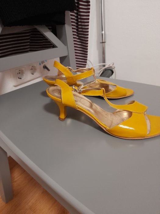 Vind sandale din piele.