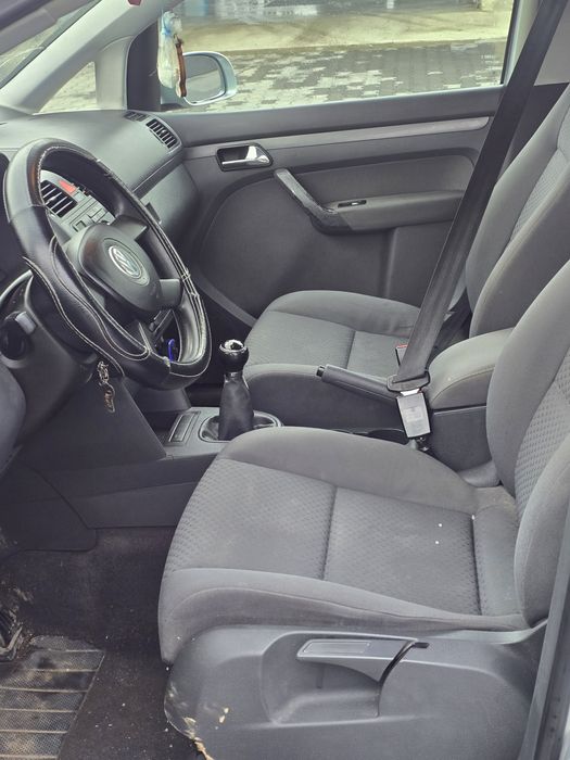 Vând Volkswagen Touran