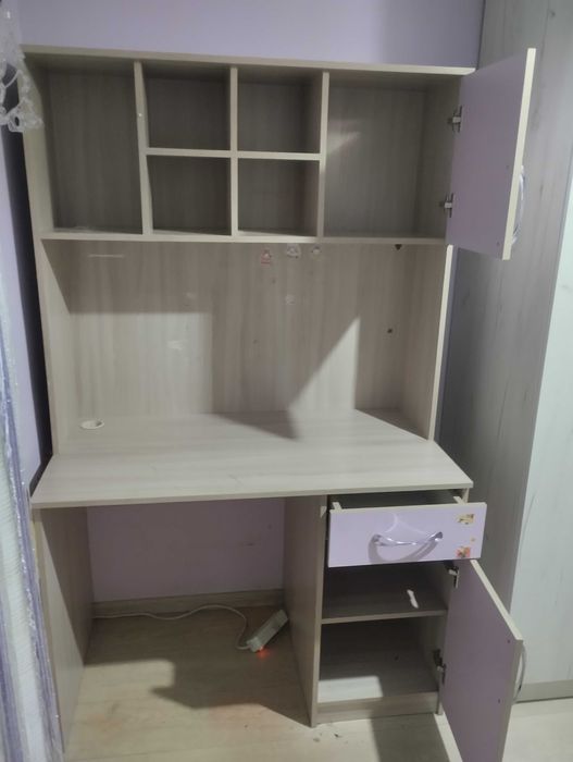 Продаю шкаф, стол письменный