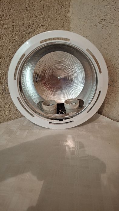 Aplice (2 becuri) încastrate.