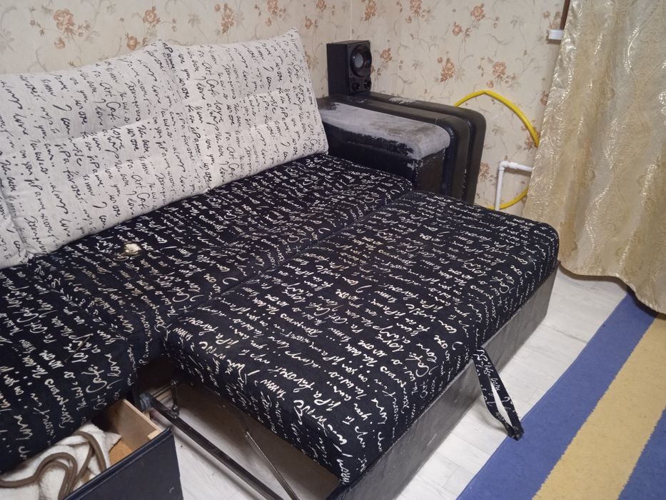 Продаётся диван угловой. Или диван и 2 кресла.