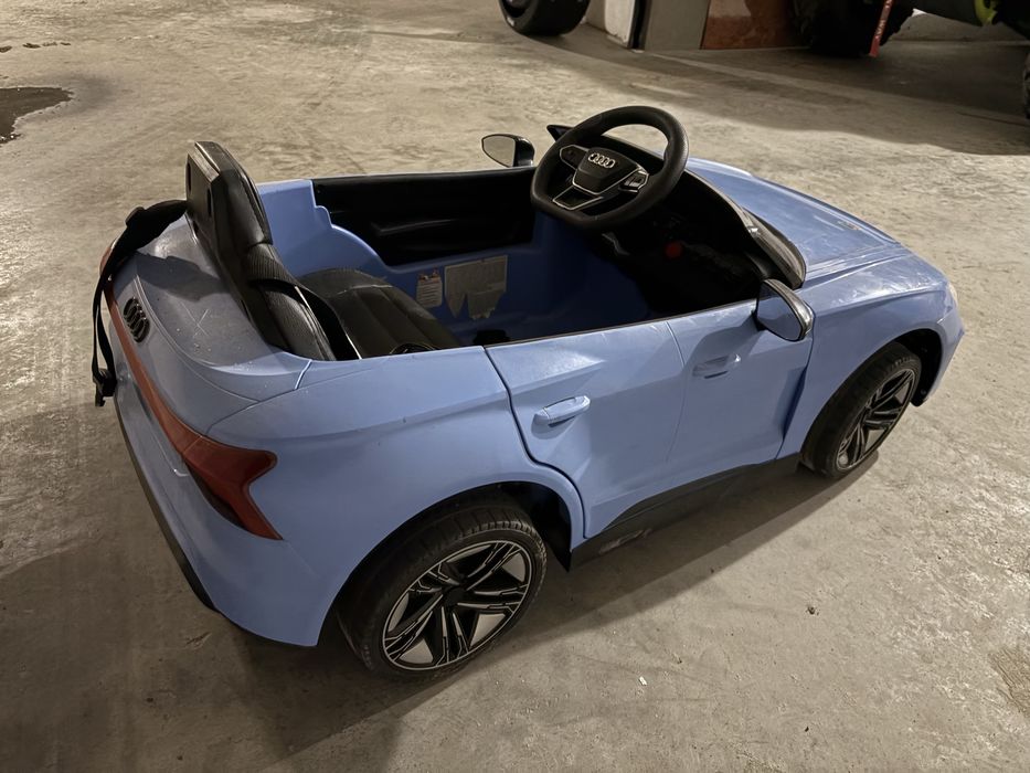 Детска акумулаторна кола Audi e-tron