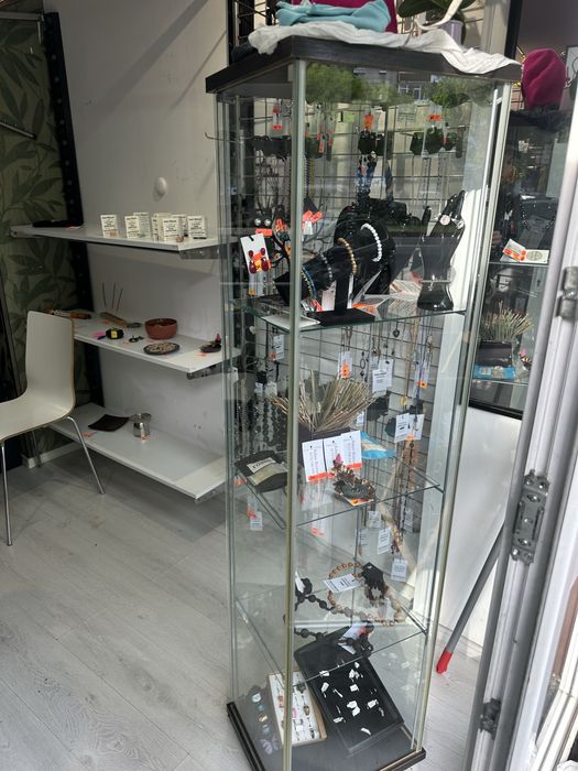 Vitrină din sticlă cu iluminare LED pentru magazin sau acasa.162 cm/42/36,se ridica personal din Ploiesti.Va rog cititi cu atentie descrierea!!!