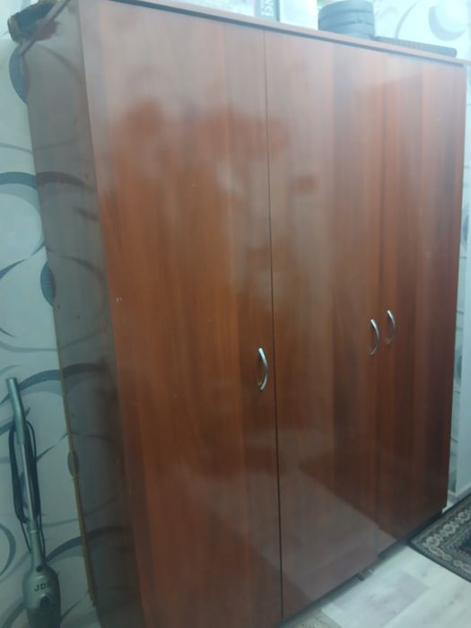 Шкаф коричневый  .