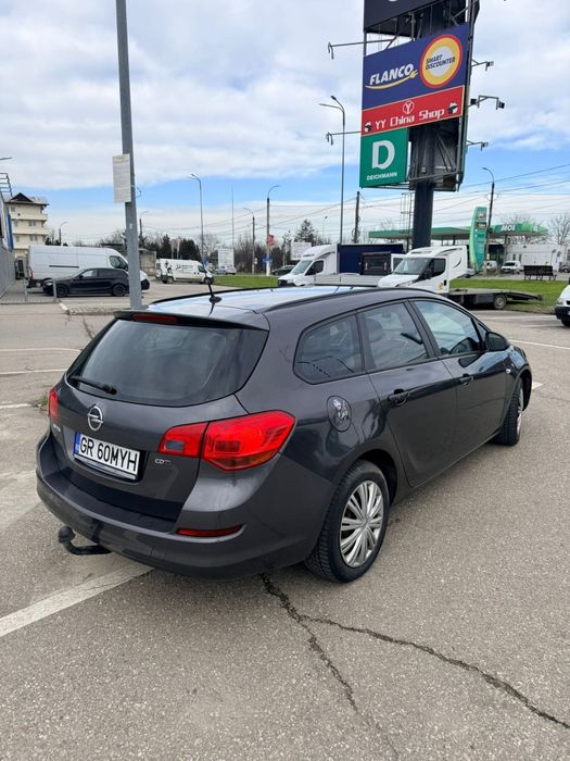 Vând Opel astra j