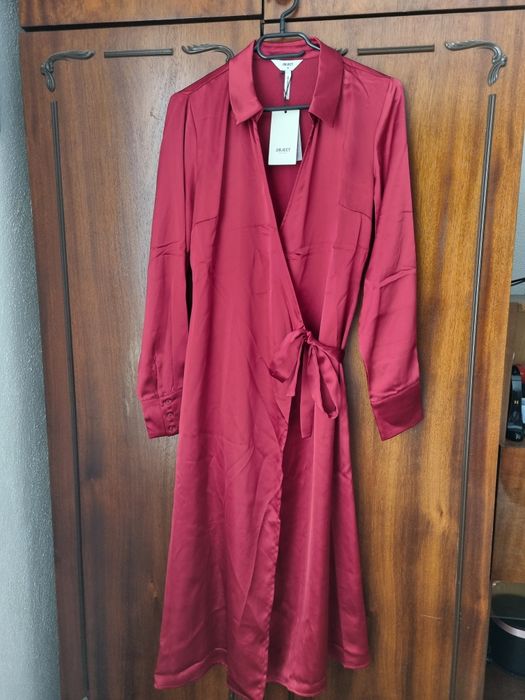 Рокля тип риза с дълъг ръкав.