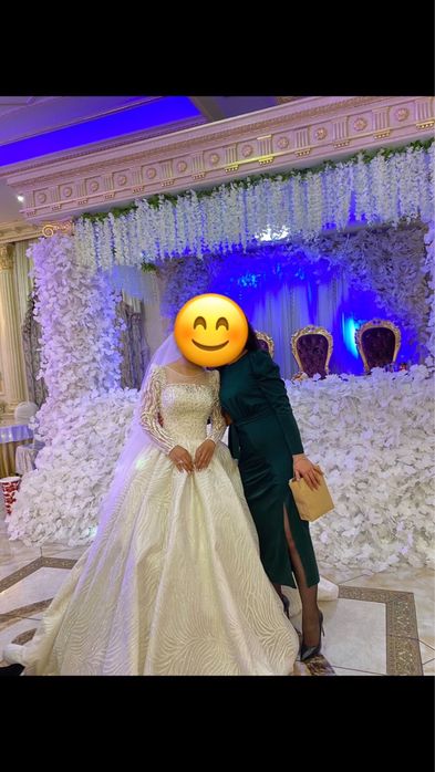 Продам изумрудное платье