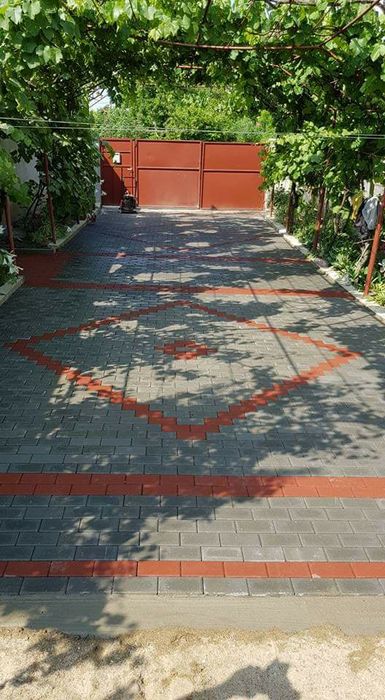 Echipă de meseriași montatori pavaje si construcții