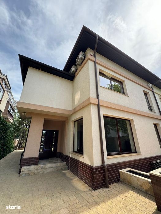 Casă de închiriat cu 6 camere în Damaroaia