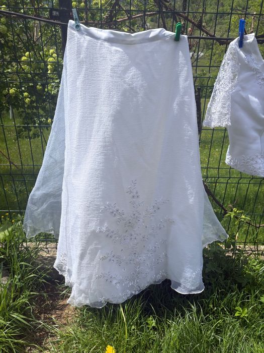 Rochie de mireasa doua piese, 1200 lei usor negociabil.