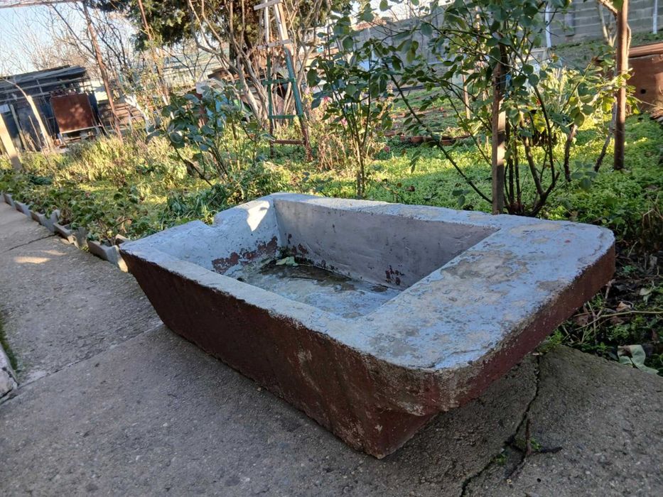 Продавам старо корито