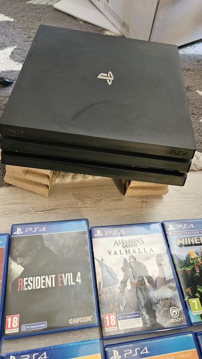 Продавам PlayStation 4 Pro с капацитет от 1 TB. В отлично състояние и