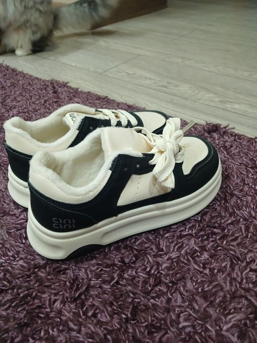 продам абсолютно новые кроссовки теплые