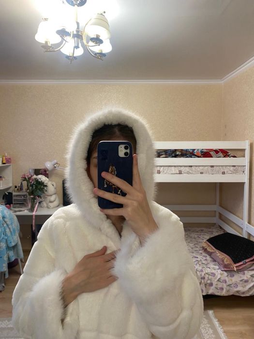 Продам эко шубу белого цвета