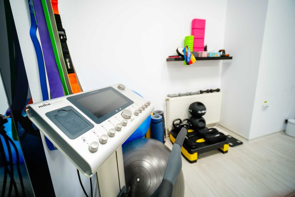 Vand aparat electrostimulare MIHA BODYTEC - EMS, pachet complet cu veste si accesorii + bonus costume EMS