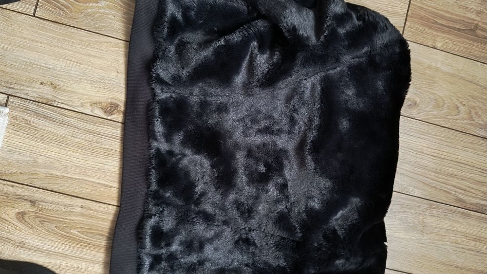 Geacă imitație blană, în stare foarte bună. Blana se comportă foarte b