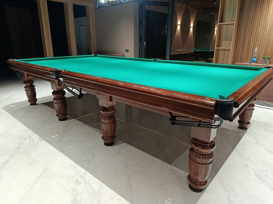 Bilyard stolida eshakni yalayapti