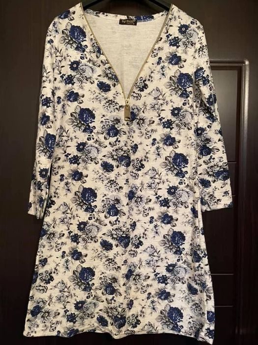 Луксозна Есенна памучна рокличка VIP бяла със сини цветчета&ципче