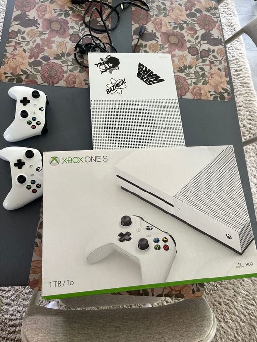 Xbox One S 500GB ! В отличном состоянии! Работает Супер! Дешевле