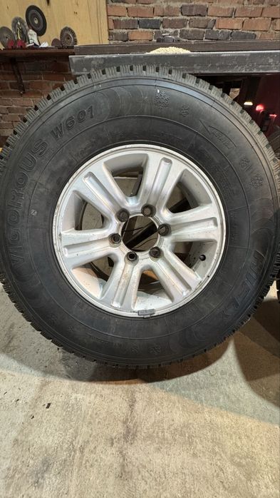 Продам на внедорожник резину с дисками