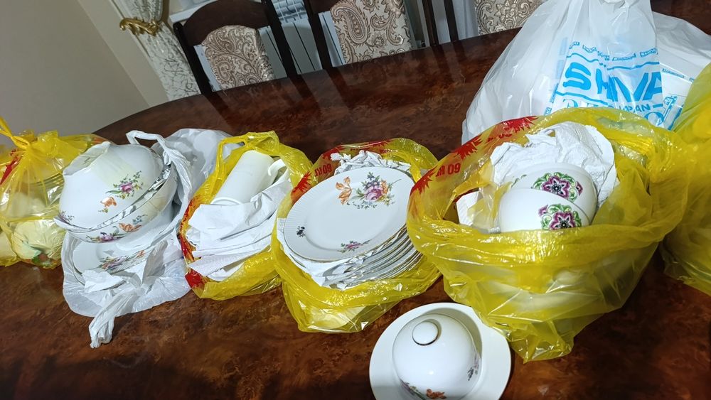 Диван гостевой, ковры, посуды