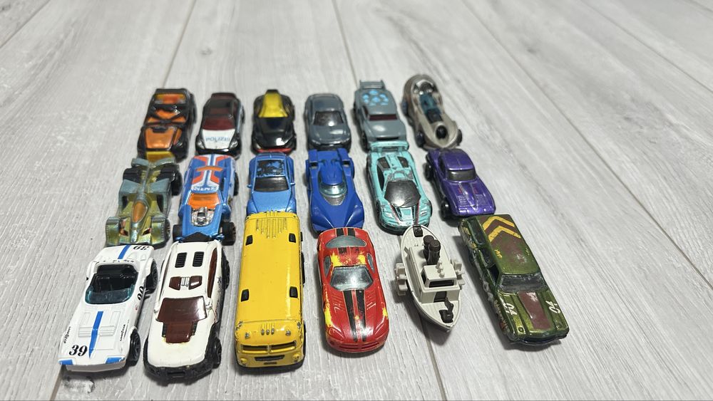 Машинки hotwheels 18 штук. Использованные.