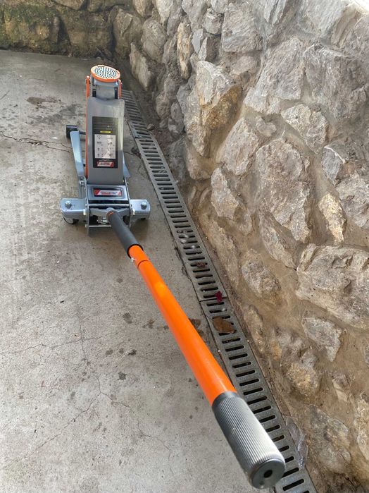 Cric hidraulic 4 tone robust pentru auto pret 749 lei