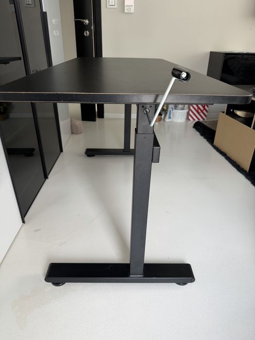 Бюро с механично регулиране на височината
