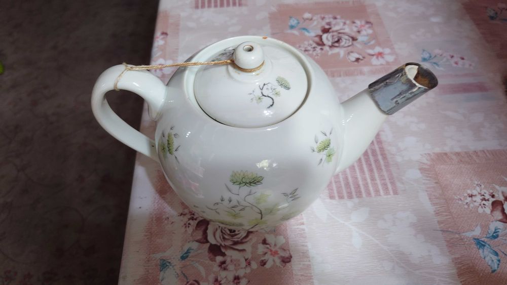 Чехословацкий заварочный чайник из белого фарфора на 1,5 литра