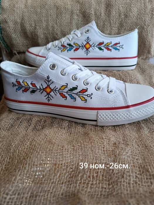 Рисуване на кецове с шевици и други