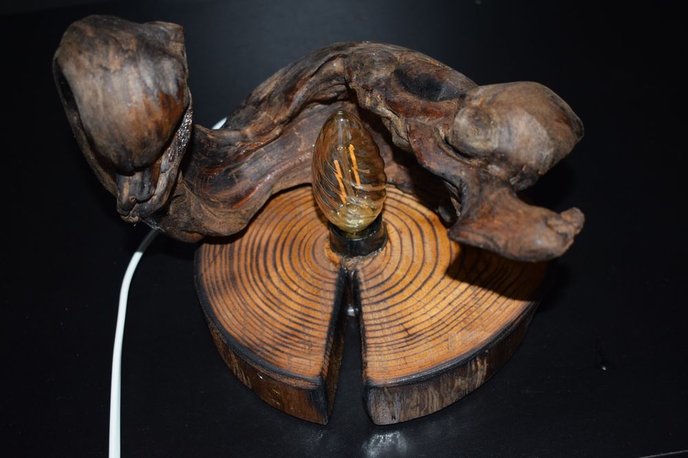 Lampa handmade din lemn recuperat